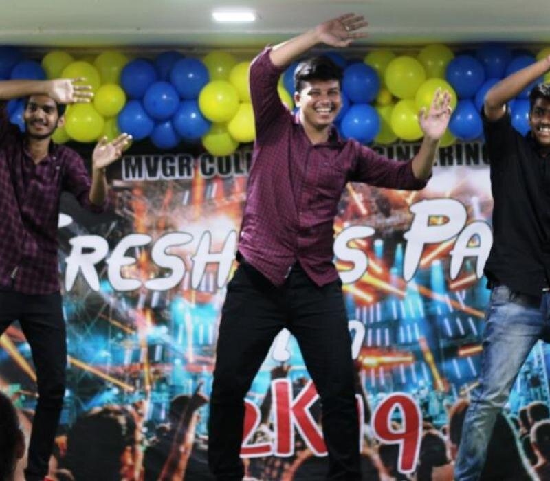 Synchronised dance by freshers :- pics courtesy  Ramaraju ,II IT
